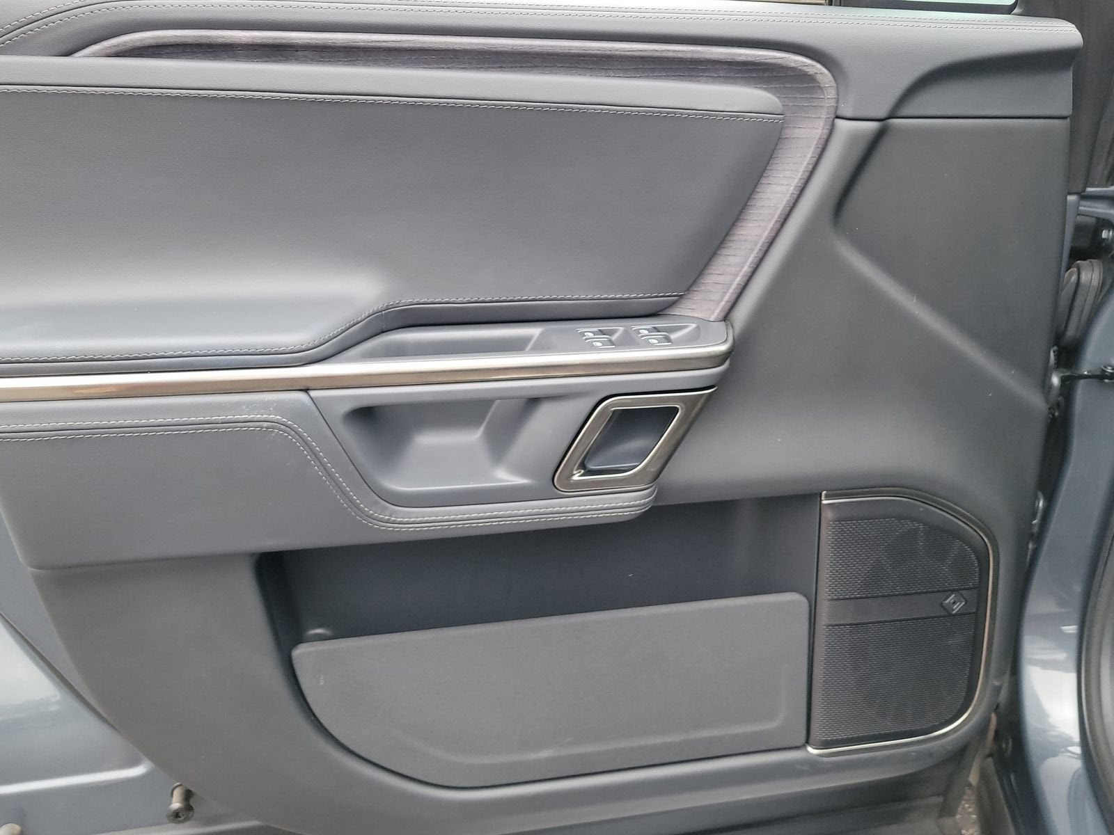 2024 RIVIAN R1S Adventure