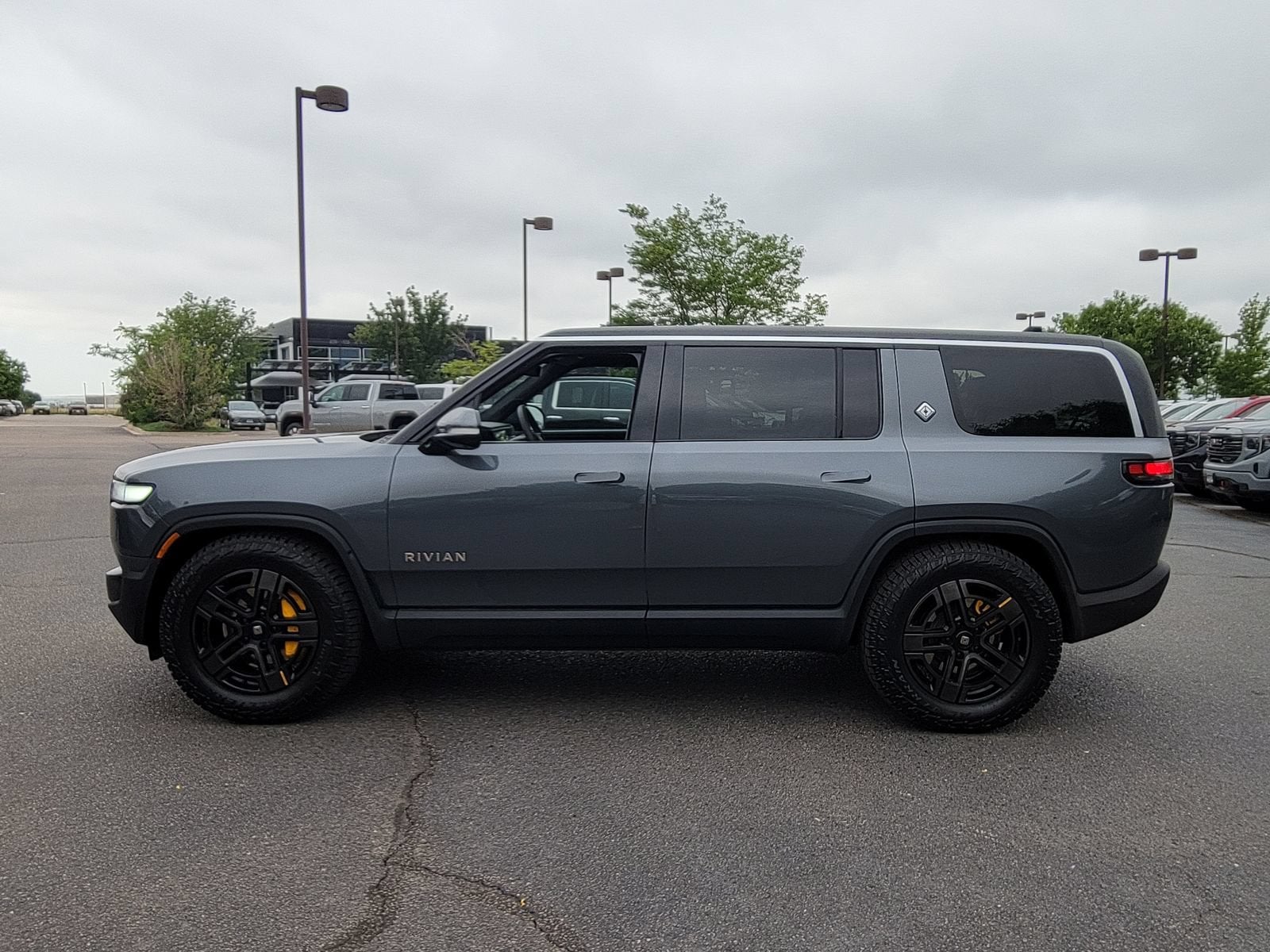2024 RIVIAN R1S Adventure