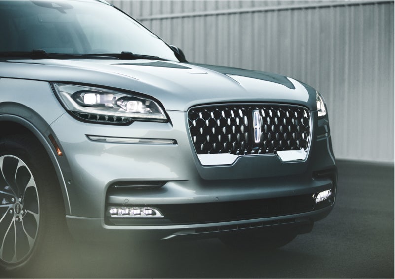The available adaptive pixel LED headlamps of the 2023 Lincoln Aviator® SUV activated | Loveland Lincoln in Loveland CO
