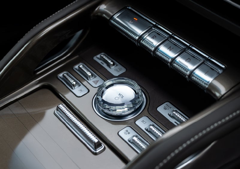 A crystal-inspired volume knob is shown in the center floor console of a 2026 Lincoln Nautilus® SUV. | Loveland Lincoln in Loveland CO